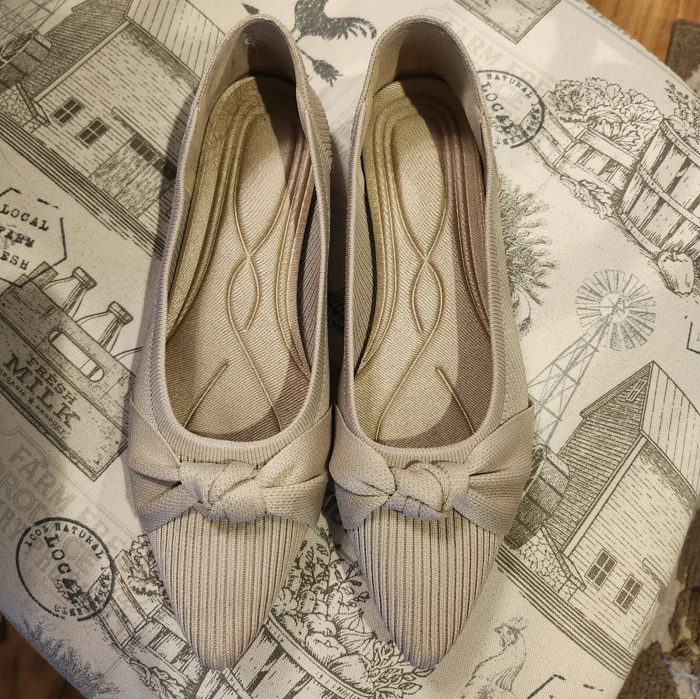 Womens Cream Pointed Toe Flats- Knit With Bow Knot Detail Sz 8 (Fit Big)